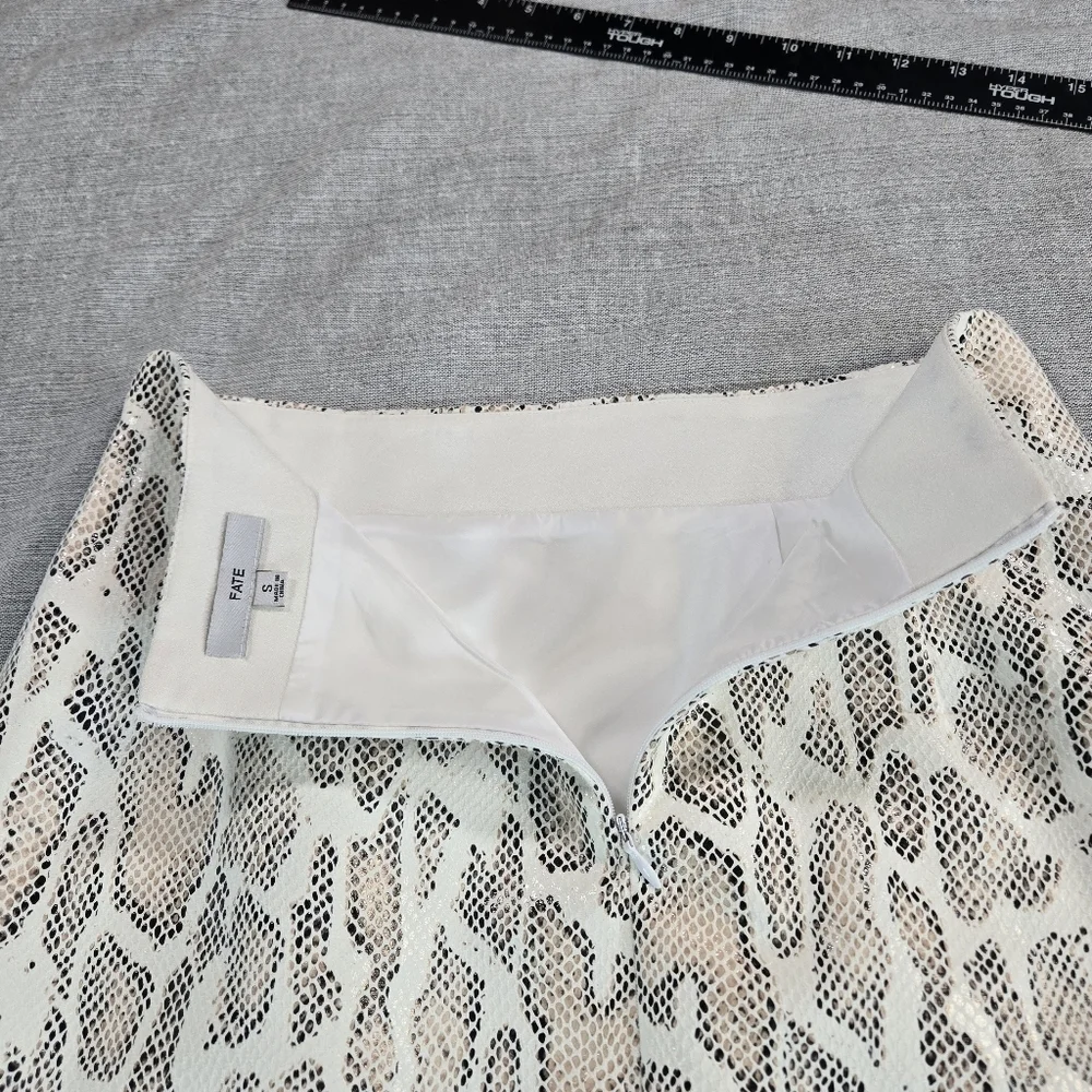 Fate Womens Small High Rise Mini Skirt Ivory Snakeskin Design EUC Sexy Classic
